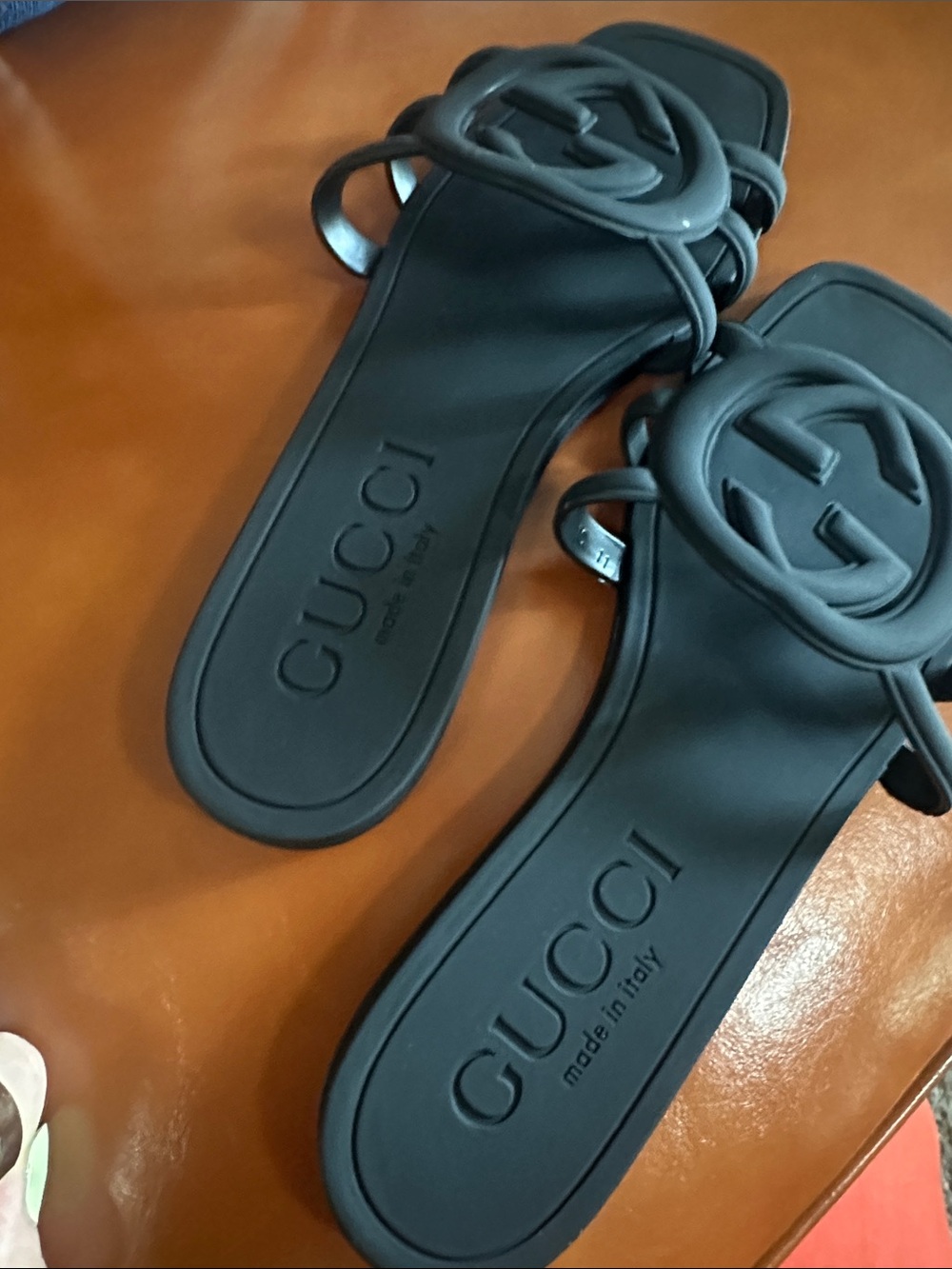GG interlock Matte Black Rubber GG Slide Sandals - Picture 4 of 6